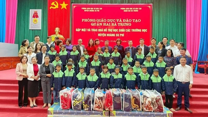 Tặng quà với học sinh vùng cao.