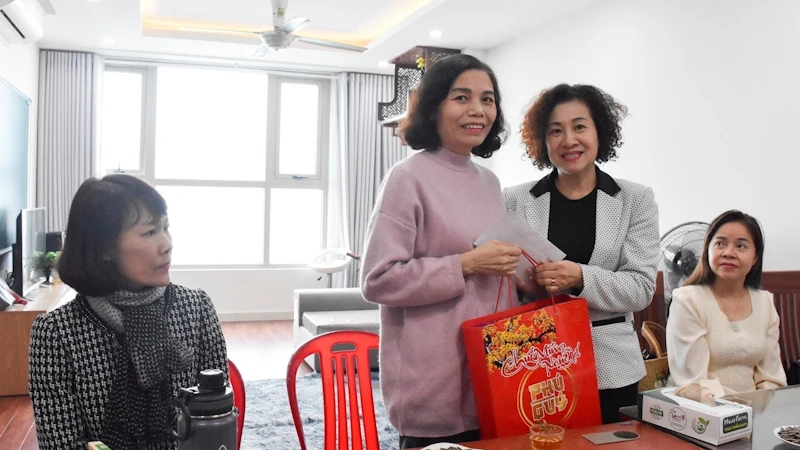 Đại diện Công đoàn ngành Giáo dục Hà Nội tặng quà giáo viên dịp Tết Nguyên đán năm 2023.