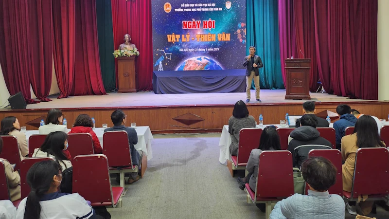 Ngày hội Vật lý - Thiên văn thu hút đông đảo học sinh tham gia.