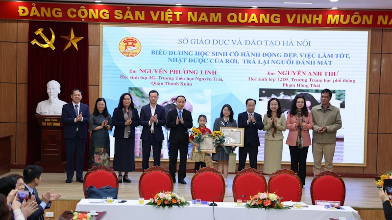 2 học sinh được biểu dương vì hành động đẹp.