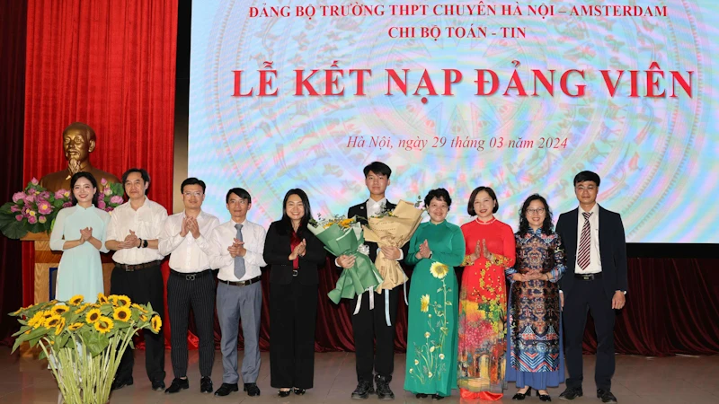 Học sinh thứ 13 của trường được kết nạp Đảng. (Ảnh: Thanh Tùng)
