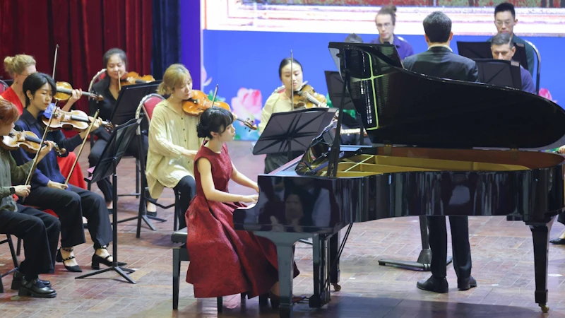 Học sinh Hà Nội giao lưu với Dàn nhạc giao hưởng Mặt Trời. Ảnh: THANH TÙNG