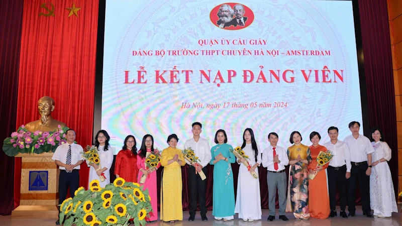 Ban tổ chức tặng hoa chúc mừng các đảng viên trẻ.