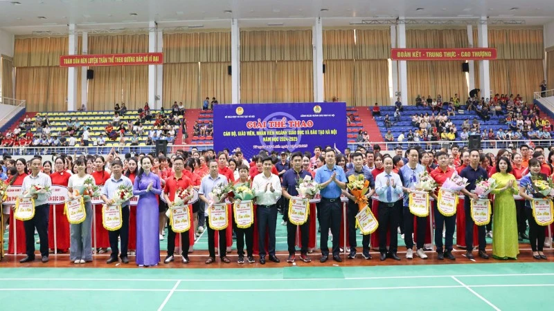Ban tổ chức tặng hoa và cờ lưu niệm cho các đoàn tham dự giải. (Ảnh: THANH TÙNG)
