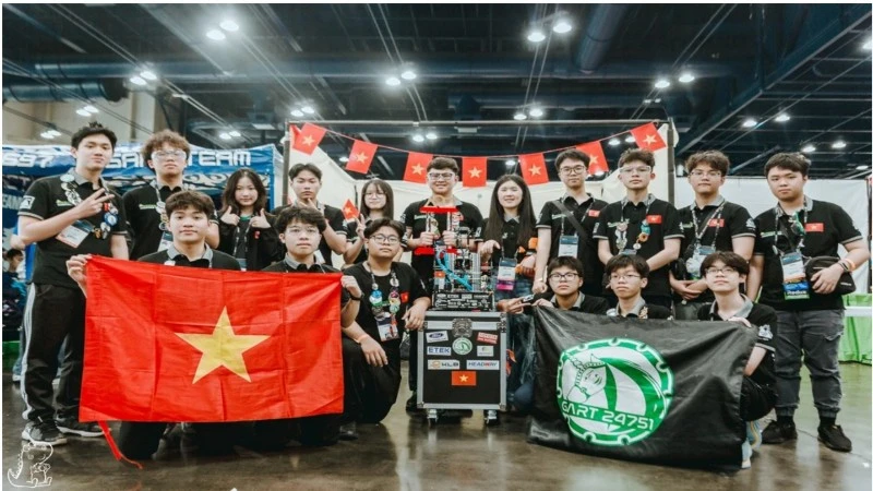 Đội tuyển GreenAms Robotics Team 24751 xuất sắc giành ngôi Á quân thế giới.