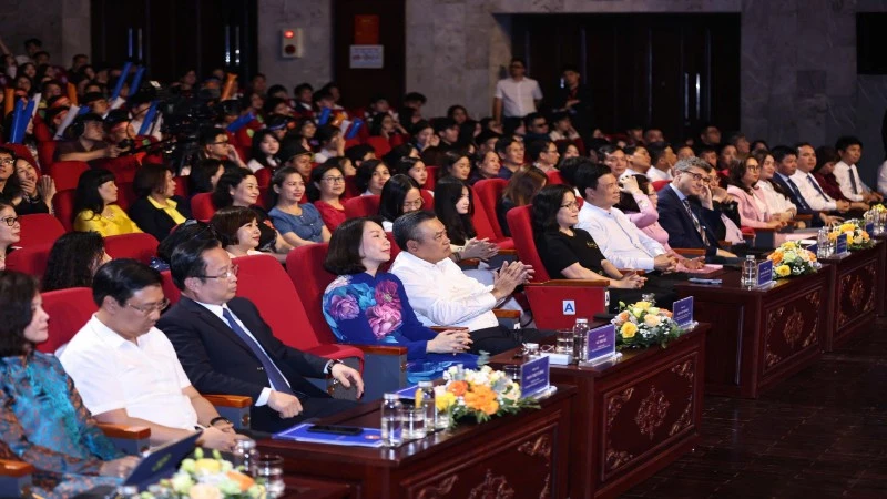 Các đại biểu tham dự đêm chung khảo. (Ảnh: THANH TÙNG)