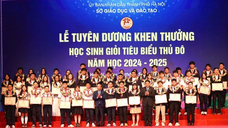 Quang cảnh buổi Lễ tuyên dương, khen thưởng học sinh giỏi tiêu biểu. (Ảnh: THANH TÙNG)