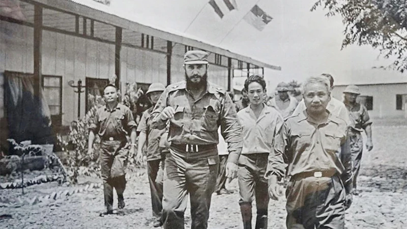 Lãnh tụ Cuba Fidel Castro thăm khu trụ sở Chính phủ Cách mạng lâm thời Cộng hòa miền nam Việt Nam tại huyện Cam Lộ ngày 15/9.