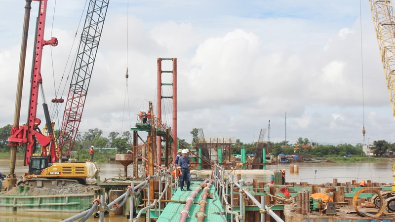 Thi công công trình cầu Thạch Hãn 1 nối thành phố Đông Hà với huyện Triệu Phong ( Quảng Trị) thuộc Dự án đường ven biển nối hành lang kinh tế đông tây.