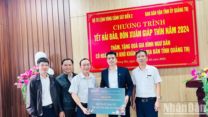 Phó Giám đốc BIDV Chi nhánh Quảng Trị Đỗ Anh Dũng trao bảng tượng trưng tặng quà cho huyện Đảo Cồn Cỏ.