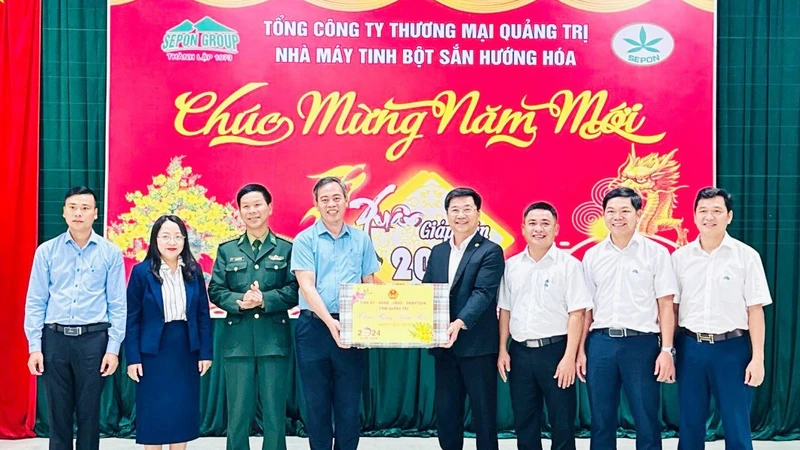Đồng chí Nguyễn Đăng Quang tặng quà chúc Tết Nhà máy tinh bột sắn Hướng Hóa. 