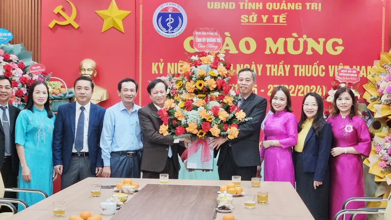 Phó Bí thư Thường trực Tỉnh ủy, Chủ tịch HĐND tỉnh Quảng Trị Nguyễn Đăng Quang thăm, tặng hoa chúc mừng Sở Y tế.