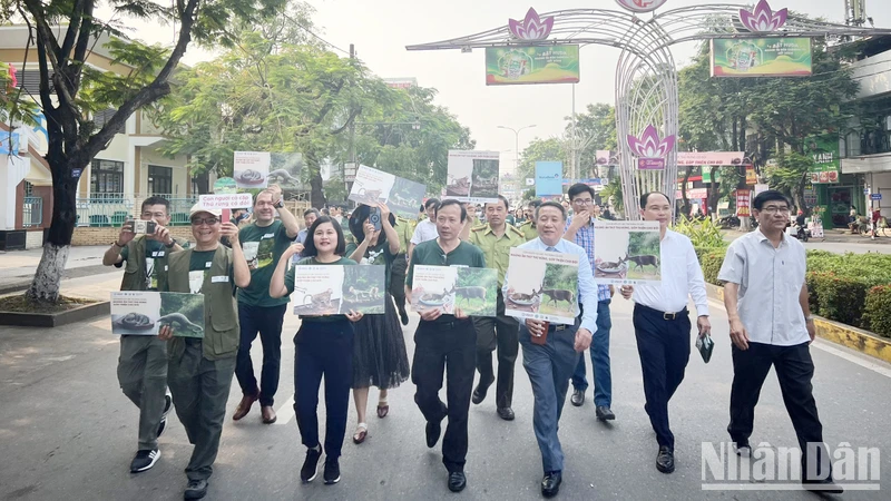 Lãnh đạo tỉnh Quảng Trị và các tổ chức bảo vệ động vật hoang dã tuần hành trên đường phố Đông Hà kêu gọi mọi người ứng xử văn minh với động vật hoang dã.