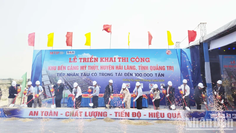 Thực hiện nghi thức khởi công Khu bến cảng Mỹ Thủy.