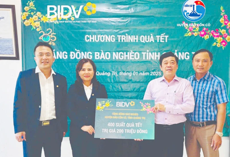 Bà Hoàng Thị Châu Loan, Giám đốc BIDV Chi nhánh Quảng Trị trao quà Tết đến đại diện lãnh đạo huyện đảo Cồn Cỏ.