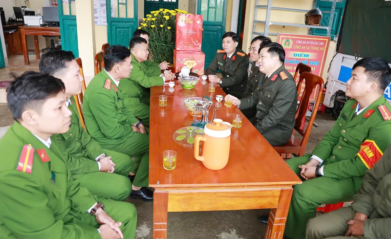 Đại tá Vũ Văn Đấu (ngồi giữa, hàng bên phải) kiểm tra và thăm hỏi lực lượng Công an cơ sở dịp Tết Ất Tỵ 2025.