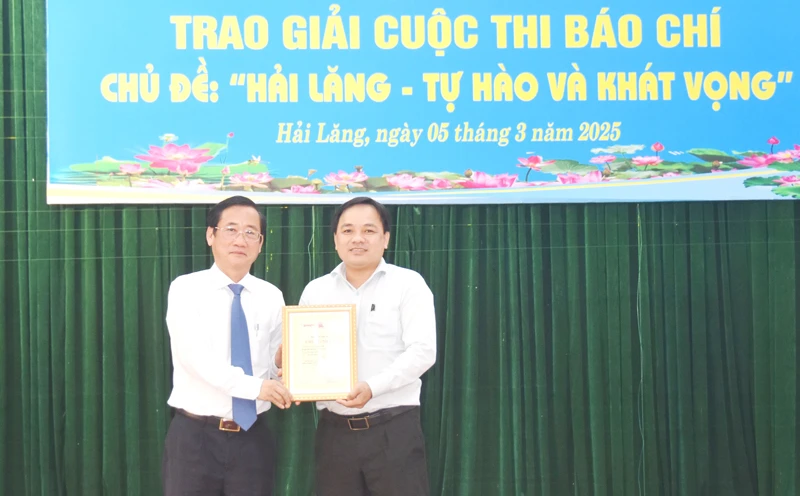 Trưởng Ban Tuyên giáo và Dân vận Tỉnh ủy Quảng Trị Hồ Đại Nam (bên trái) trao giải A cho tác giả.