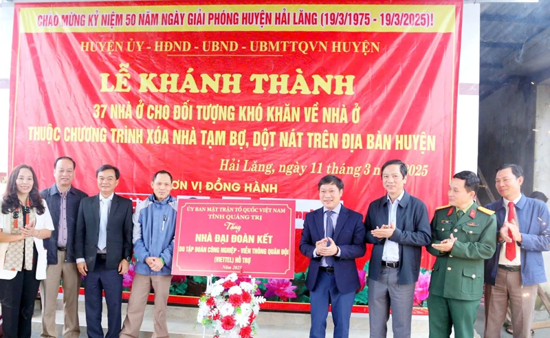 Lãnh đạo tỉnh Quảng Trị và huyện Hải Lăng cùng nhà tài trợ bàn giao nhà mới cho các gia đình.
