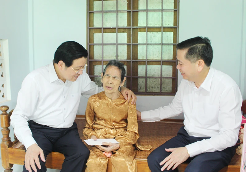 Trưởng Ban Nội chính Trung ương Phan Đình Trạc, Bí thư Tỉnh ủy Nguyễn Long Hải thăm hỏi, động viên Mẹ Việt Nam Anh hùng Nguyễn Thị Nậy.