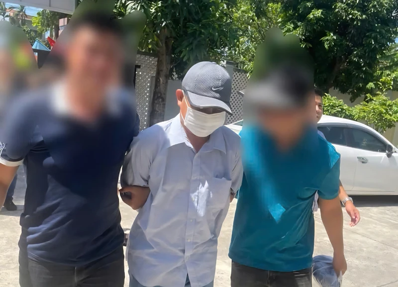 Đối tượng Võ Thế Hùng (đứng giữa).
