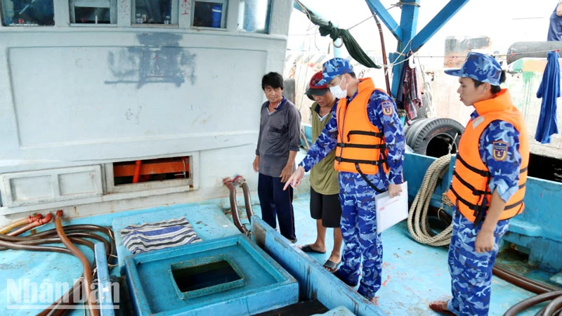 Lực lượng chức năng thuộc Bộ Tư lệnh Vùng Cảnh sát biển 4 kiểm tra tàu TG 91387 TS. (Ảnh: Bộ Tư lệnh Vùng cảnh sát biển 4)