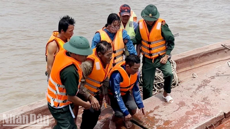 Các nạn nhân được cán bộ, chiến sĩ Trạm Kiểm soát Biên phòng Kim Quy ứng cứu kịp thời.