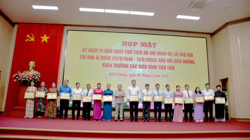 Lãnh đạo tỉnh Kiên Giang tặng bằng khen cho các tập thể, cá nhân là gương điển hình tiên tiến tiêu biểu trong các phong trào thi đua yêu nước. 