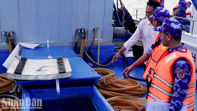 Lực lượng chức năng kiểm tra tàu chở khoảng 170.000 lít dầu DO không có hóa đơn, chứng từ hợp pháp. (Ảnh: Bộ Tư lệnh Vùng Cảnh sát biển 4 cung cấp)