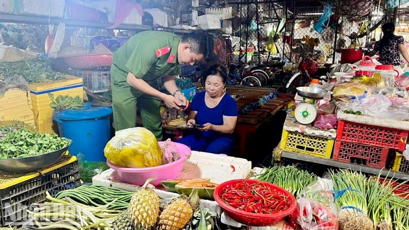 Lực lượng thanh niên Công an Kiên Giang đến tận nơi hướng dẫn người dân kích hoạt tài khoản định danh điện tử.