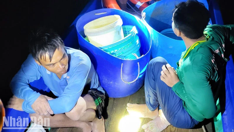2 trong số 5 người đi trên tàu thu mua hải sản sau khi được cứu. (Ảnh: TIẾN VINH)