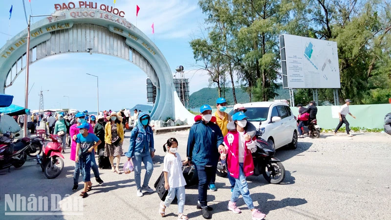 Khách du lịch đến thành phố Phú Quốc. 