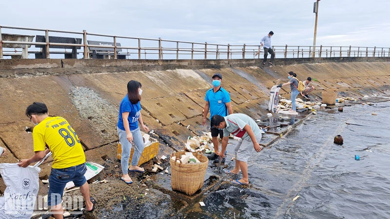 Lực lượng cán bộ, đảng viên và nhân dân tham gia thu gom rác ở thành phố Phú Quốc.