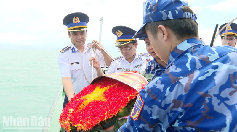 Cán bộ, chiến sĩ Bộ Tư lệnh Vùng Cảnh sát biển 4 thả vòng hoa tưởng niệm các Anh hùng, liệt sĩ hy sinh trên thềm lục địa phía Nam. (Ảnh: Bộ Tư lệnh Vùng Cảnh sát biển 4 cung cấp).