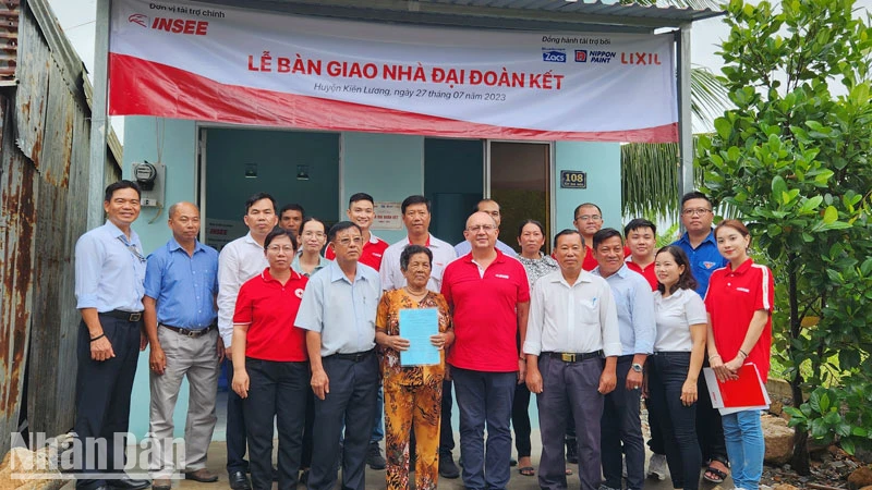 Bàn giao nhà đại đoàn kết cho bà Trần Thị Lý (72 tuổi), ngụ ấp Ba Núi, xã Bình An, huyện Kiên Lương, tỉnh Kiên Giang. 