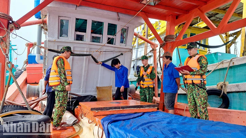 Tổ công tác Bộ đội Biên phòng tỉnh Kiên Giang kiểm tra tàu KG-93262-TS vận chuyển trái phép dầu DO. (Ảnh: Bộ đội Biên phòng tỉnh Kiên Giang cung cấp).