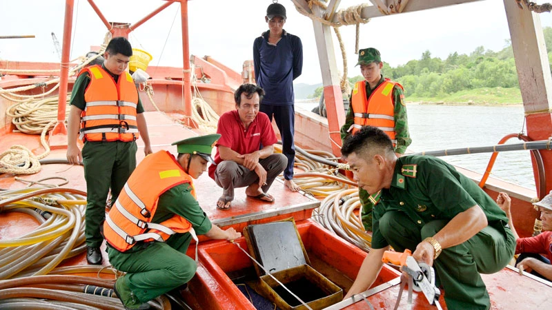 Cán bộ biên phòng tiến hành đo số lượng đầu trên tàu KG-94337-TS. (Ảnh: Bộ đội Biên phòng Kiên Giang cung cấp)