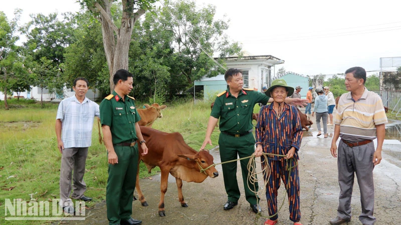 Đoàn Kinh tế Quốc phòng 915, Quân Khu 9 trao bò hỗ trợ đồng bào dân tộc thiểu số có hoàn cảnh khó khăn vùng biên giới.