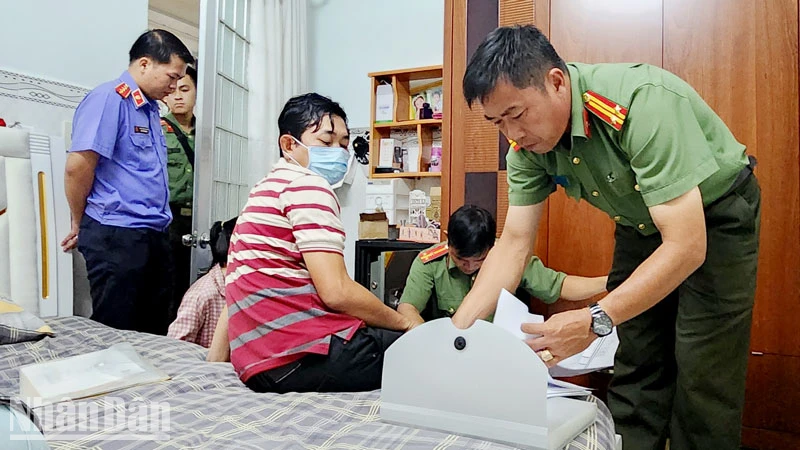 Công an khám xét nhà Trần Văn Luyến. (Ảnh Công an cung cấp). 