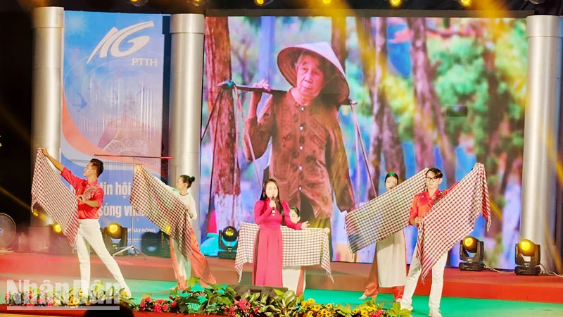 Tiết mục văn nghệ kỷ niệm 93 năm thành lập Hội Liên hiệp phụ nữ Việt Nam. 