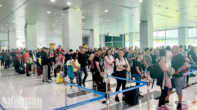 Chuyến bay A350-900 đưa 430 du khách Cộng hoà Séc hạ cánh tại Sân bay quốc tế Phú Quốc. 