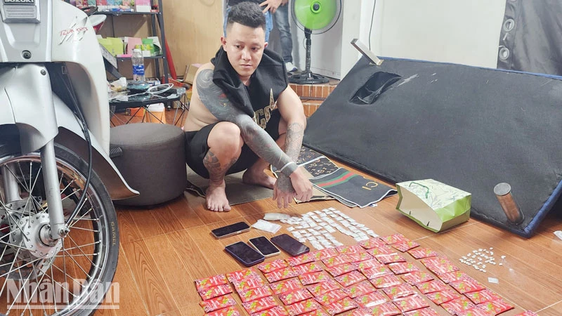 Đối tượng Phạm Quang Hạ cùng tang vật. 