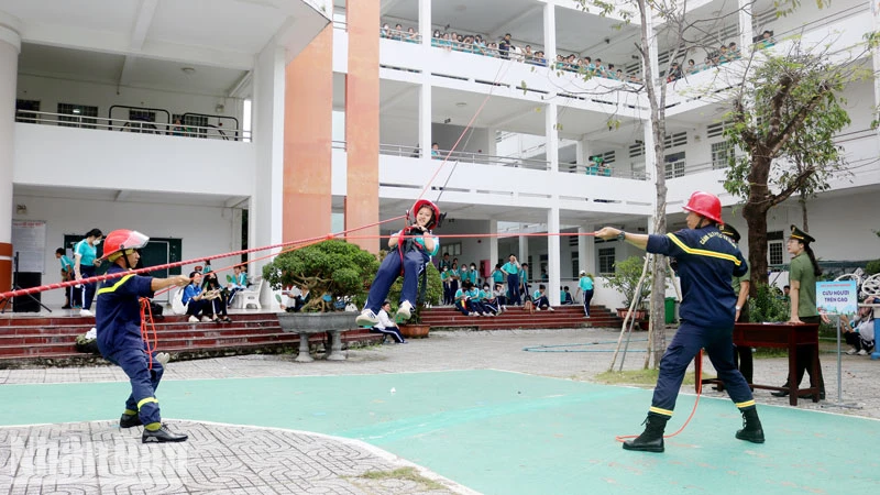 Học sinh trải nghiệm “Chúng em làm lính cứu hỏa”. 