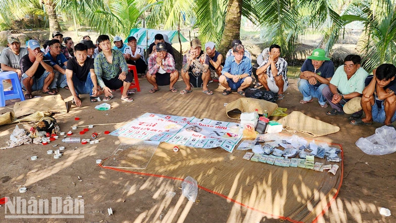 Các đối tượng bị bắt giữ cùng tang vật tại hiện trường. 