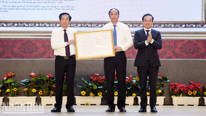 Phó Thủ tướng Chính phủ Trần Lưu Quang trao Quyết định phê duyệt quy hoạch tỉnh Kiên Giang thời kỳ 2021-2030, tầm nhìn đến năm 2050 cho lãnh đạo tỉnh Kiên Giang. 