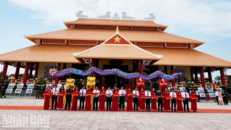 Bí thư Trung ương Đảng, Trưởng Ban Tuyên giáo Trung ương Nguyễn Trọng Nghĩa cùng các đồng chí nguyên lãnh đạo Đảng, Chính phủ và chính quyền địa phương cắt băng khánh thành Khu chứng tích chiến tranh rừng tràm Bang Biện Phú và Đền thờ anh hùng liệt sĩ, người có công. 
