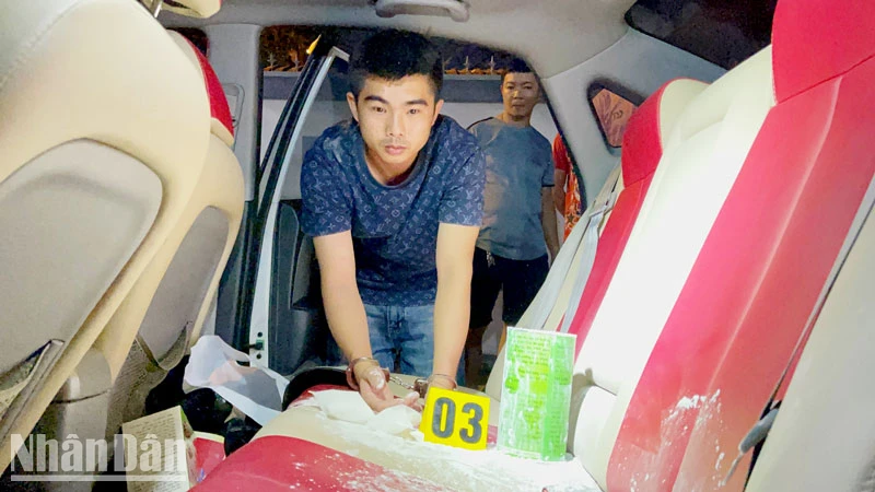 Đối tượng Lê Chí Nam và ma túy trên ô-tô. 
