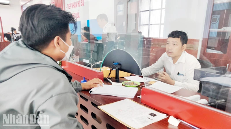 Người dân thực hiện thủ tục hành chính tại Trung tâm Phục vụ hành chính công tỉnh Kiên Giang.