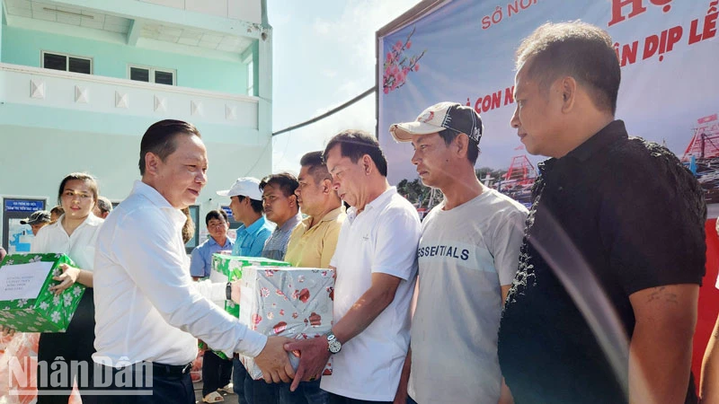 Lãnh đạo Sở Nông nghiệp và Phát triển nông thôn tỉnh Kiên Giang tặng quà cho ngư dân nhân dịp xuất hành vươn khơi bám biển đầu Xuân 2024. 