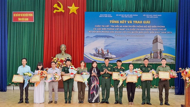 Ban tổ chức trao thưởng cho các tác giả đạt giải tại Cuộc thi viết “Tìm hiểu 65 năm truyền thống Bộ đội Biên phòng và Luật Biên phòng Việt Nam” năm 2023.