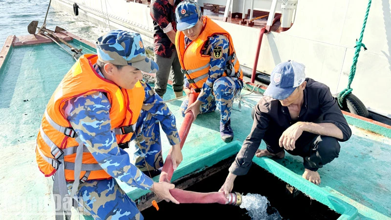 Cán bộ, chiến sĩ Bộ Tư lệnh Vùng 5 Hải quân bơm nước vào khoang tàu cá để bà con vận chuyển lên đảo. 